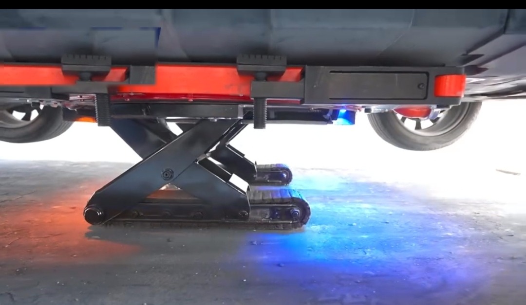 Mécanisme de levage à chenilles sous un véhicule